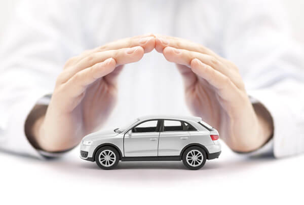 Differentiate the types of car insurance contracts in Quebec.